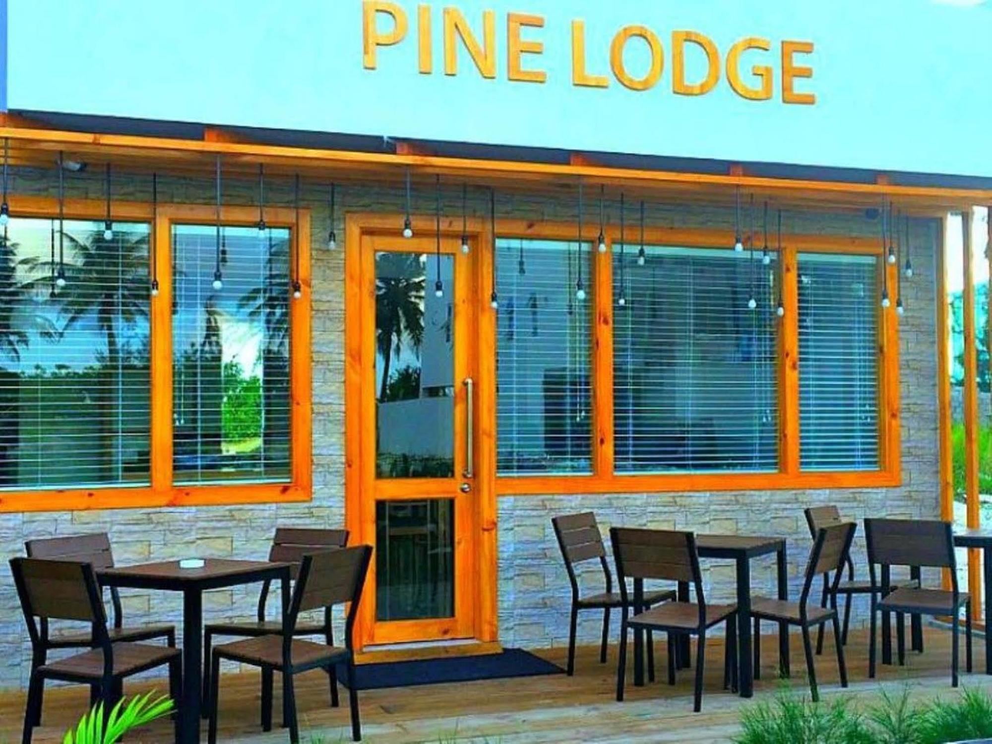 Pine Lodge Male Bagian luar foto