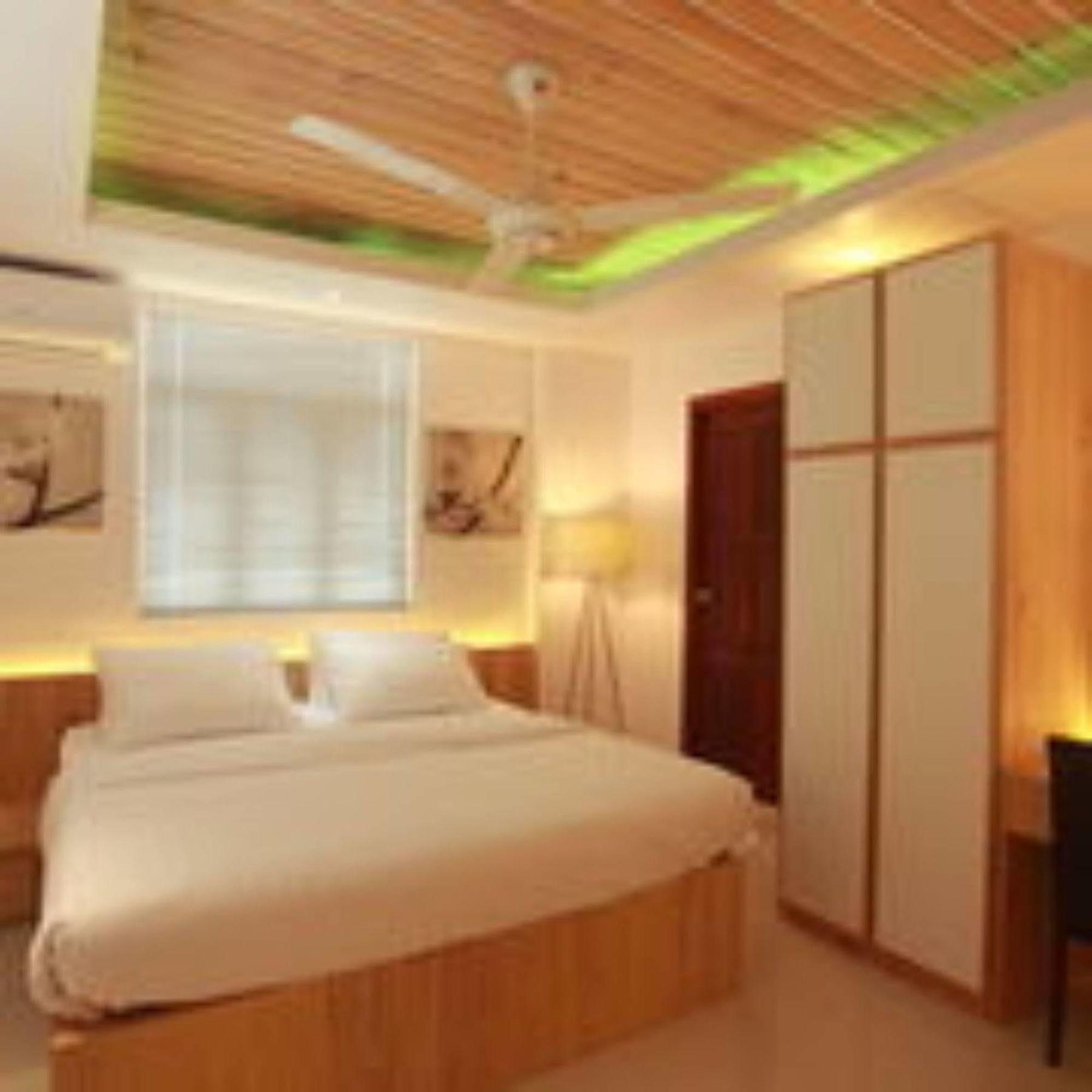 Pine Lodge Male Bagian luar foto