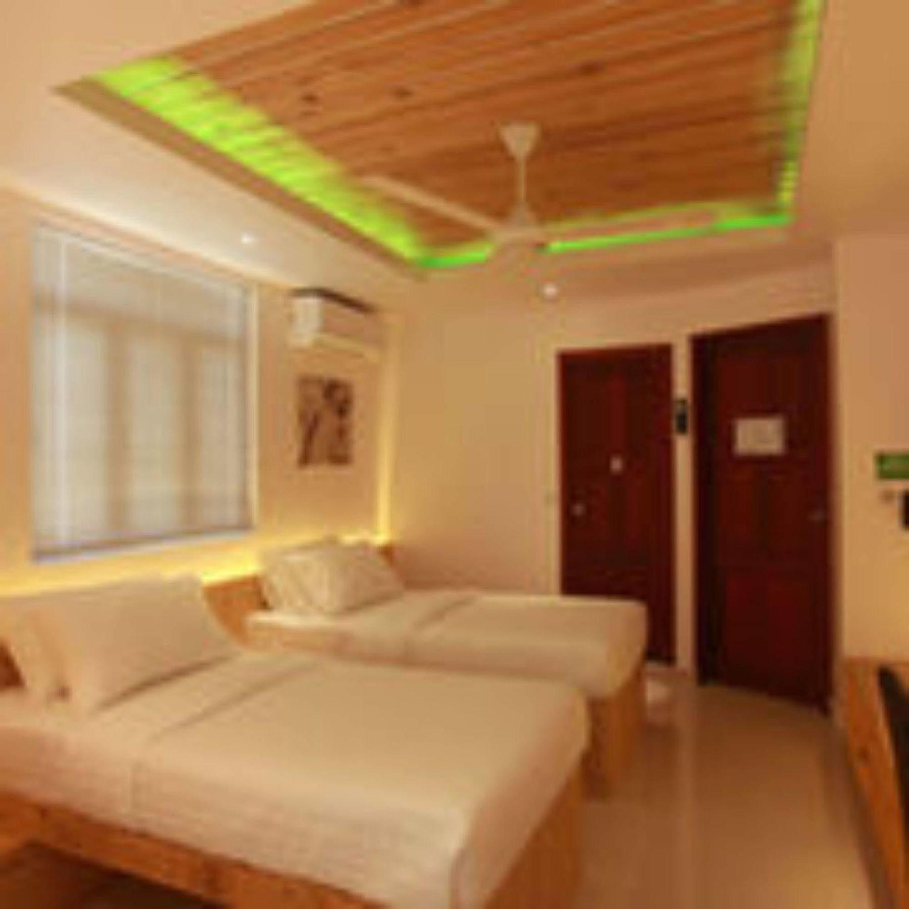 Pine Lodge Male Bagian luar foto
